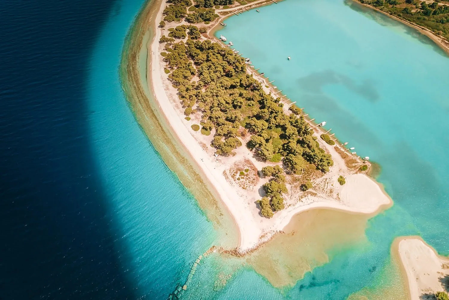 Glarokavos watersports scene